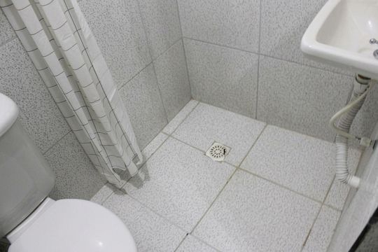 Banheiro de kitnet/studio para alugar com 1 quarto, 28m² em Jardim Santa Edwirges, Guarulhos