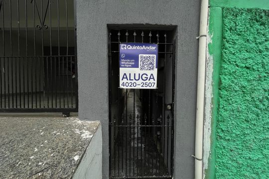 Fachada + Placa de casa para alugar com 2 quartos, 120m² em Vila Carmosina, São Paulo