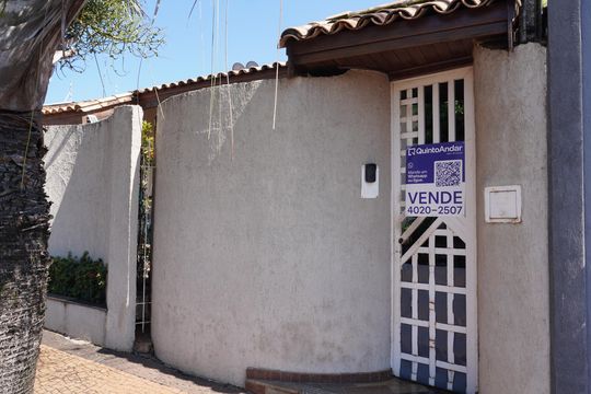 Fachada com Plaquinha PXZV - 1429 de casa à venda com 3 quartos, 360m² em Cidade Jardim I, Americana