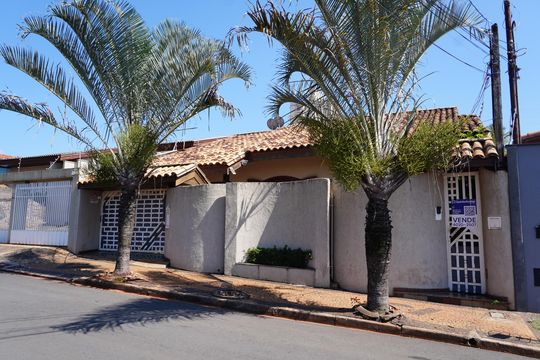 Fachada com Plaquinha PXZV - 1429 de casa à venda com 3 quartos, 360m² em Cidade Jardim I, Americana