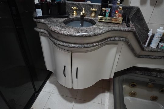 Banheiro da Suíte de casa à venda com 3 quartos, 360m² em Cidade Jardim I, Americana