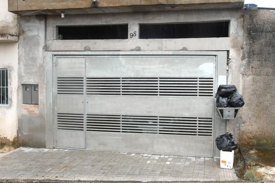 Fachada de casa à venda com 2 quartos, 110m² em Jardim Três Corações, São Paulo