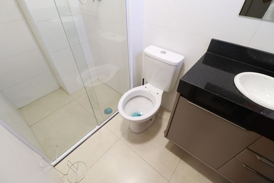 Banheiro suite  de apartamento para alugar com 1 quarto, 40m² em Ribeirânia, Ribeirão Preto