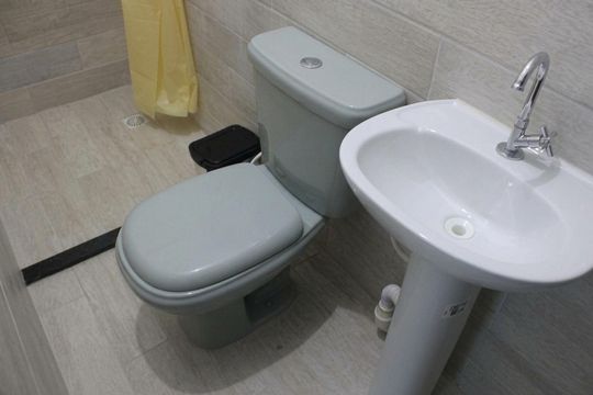 Banheiro de kitnet/studio para alugar com 1 quarto, 27m² em Jardim Santa Edwirges, Guarulhos