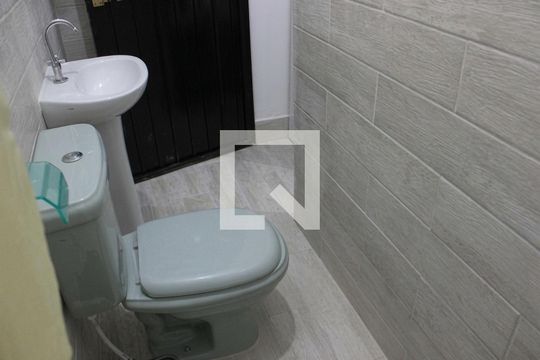 Banheiro de kitnet/studio para alugar com 1 quarto, 27m² em Jardim Santa Edwirges, Guarulhos