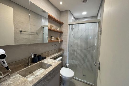 Banheiro social de kitnet/studio à venda com 1 quarto, 31m² em Pinheiros, São Paulo