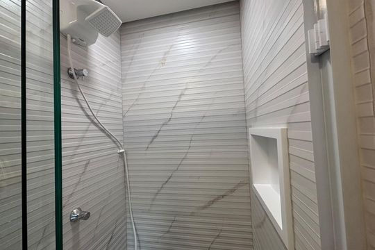 Banheiro social de kitnet/studio à venda com 1 quarto, 31m² em Pinheiros, São Paulo