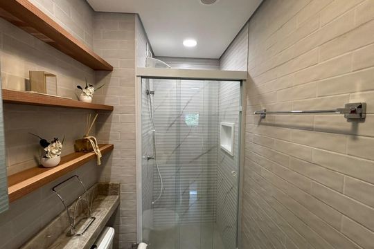 Banheiro social de kitnet/studio à venda com 1 quarto, 31m² em Pinheiros, São Paulo