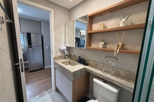 Banheiro social de kitnet/studio à venda com 1 quarto, 31m² em Pinheiros, São Paulo
