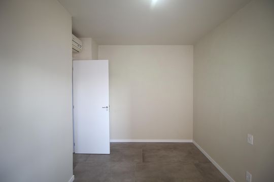 Quarto 1 de apartamento para alugar com 2 quartos, 50m² em Rubem Berta, Porto Alegre