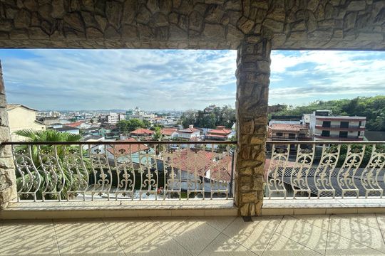 Varanda do Quarto 1 de casa para alugar com 5 quartos, 575m² em Vila Valqueire, Rio de Janeiro
