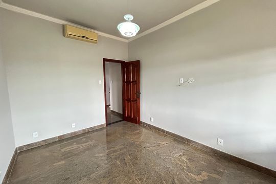 Quarto 1 de casa para alugar com 5 quartos, 575m² em Vila Valqueire, Rio de Janeiro