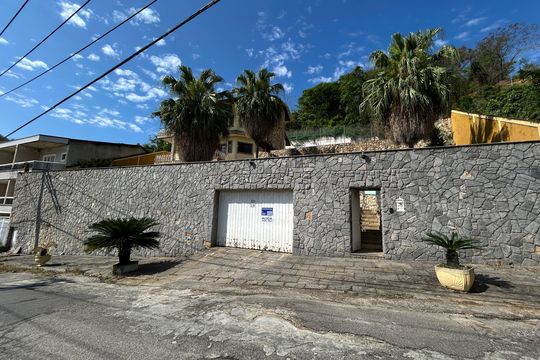 Fachada + placa de casa para alugar com 5 quartos, 575m² em Vila Valqueire, Rio de Janeiro