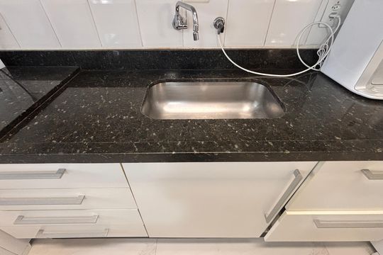 Cozinha de apartamento para alugar com 2 quartos, 65m² em Itaim Bibi, São Paulo