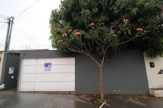 Plaquinha de casa para alugar com 3 quartos, 180m² em Shopping Park, Uberlândia