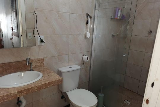 Banheiro da suíte de casa à venda com 3 quartos, 147m² em Azenha, Porto Alegre