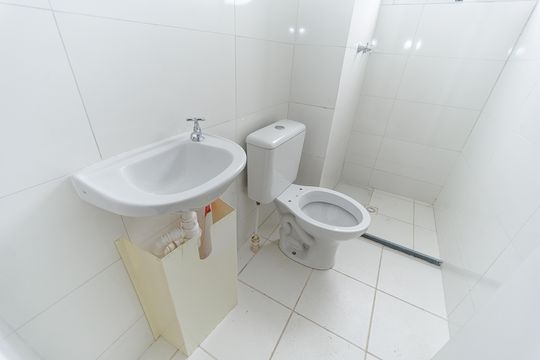 Banheiro de apartamento para alugar com 2 quartos, 44m² em Cosmos, Rio de Janeiro