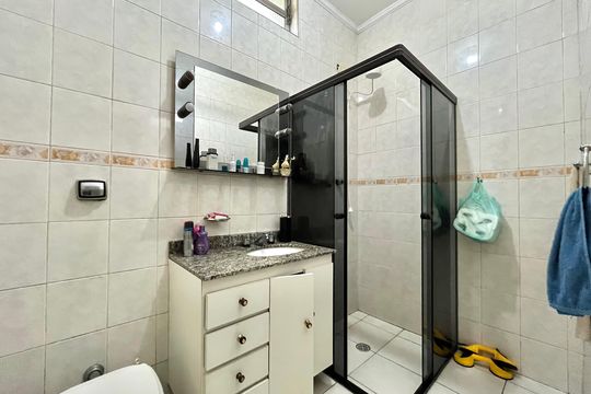 Banheiro de casa para alugar com 2 quartos, 110m² em Jardim Oriental, São Paulo