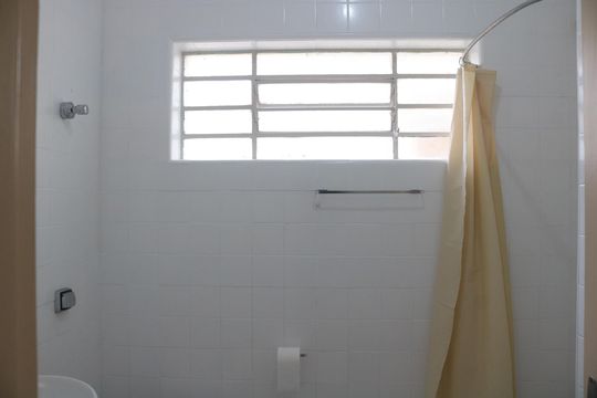 Banheiro de casa para alugar com 1 quarto, 70m² em Bom Retiro, São Paulo