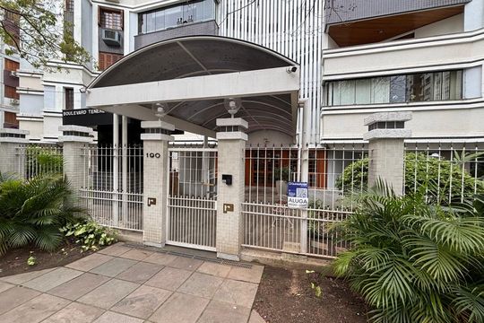 Plaquinha Instalada código SUPD-149 de apartamento para alugar com 4 quartos, 159m² em Boa Vista, Porto Alegre