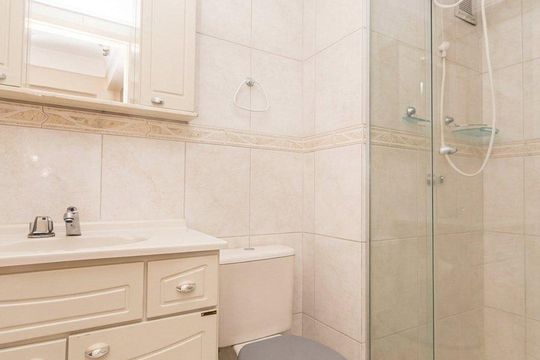 Banheiro de apartamento para alugar com 1 quarto, 41m² em Santana, Porto Alegre