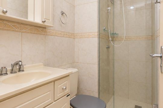 Banheiro de apartamento para alugar com 1 quarto, 41m² em Santana, Porto Alegre