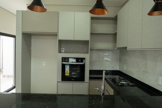 Cozinha de casa de condomínio à venda com 3 quartos, 147m² em Parque Brasil 500, Paulínia