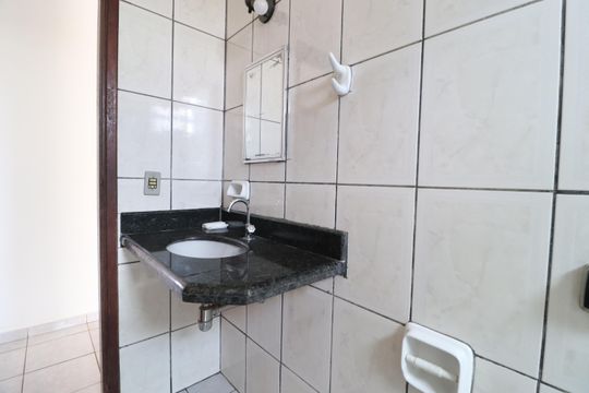 Banheiro Social de casa para alugar com 3 quartos, 60m² em Tibery, Uberlândia