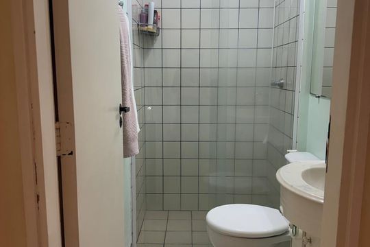 Banheiro de apartamento à venda com 2 quartos, 47m² em Vila Georgina, Campinas