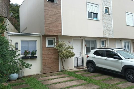 Fachada de casa de condomínio à venda com 3 quartos, 107m² em Vila Nova, Porto Alegre