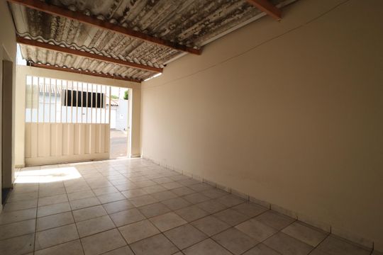 Garagem de casa para alugar com 3 quartos, 89m² em Santa Mônica, Uberlândia
