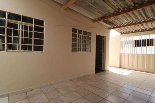 Garagem de casa para alugar com 3 quartos, 89m² em Santa Mônica, Uberlândia