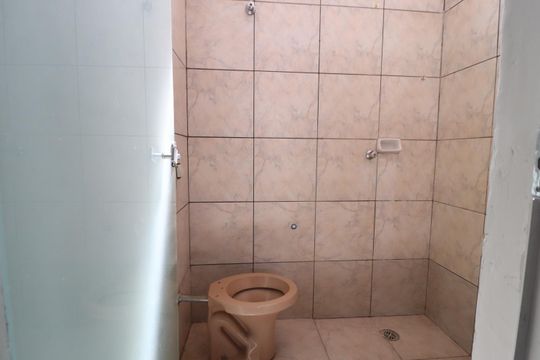 Banheiro do Quarto 3 de casa para alugar com 3 quartos, 60m² em Santa Mônica, Uberlândia