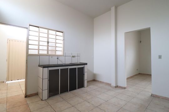 Cozinha de casa para alugar com 3 quartos, 60m² em Santa Mônica, Uberlândia