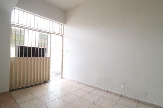 Garagem de casa para alugar com 3 quartos, 60m² em Santa Mônica, Uberlândia