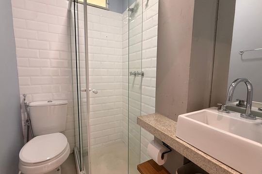 Banheiro da suíte de apartamento à venda com 2 quartos, 83m² em Leblon, Rio de Janeiro