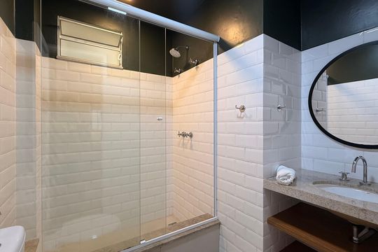 Banheiro social de apartamento à venda com 2 quartos, 83m² em Leblon, Rio de Janeiro
