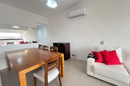 Sala de apartamento para alugar com 2 quartos, 70m² em Barra da Tijuca, Rio de Janeiro