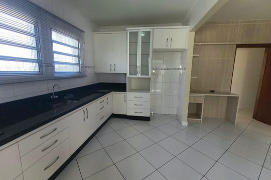 Cozinha de casa para alugar com 3 quartos, 200m² em Forquilhinhas, São José