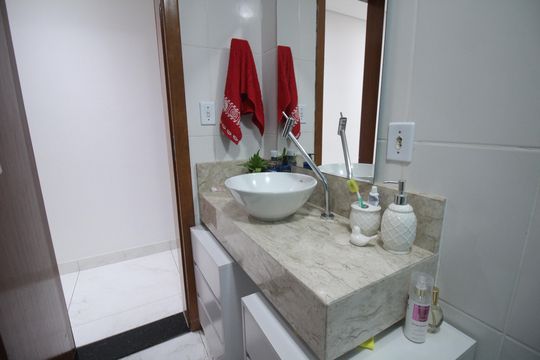 Banheiro de apartamento à venda com 2 quartos, 60m² em Diamante, Belo Horizonte