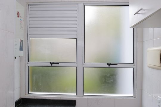 Janela área de serviço de apartamento à venda com 2 quartos, 49m² em Vila Zefira, São Paulo