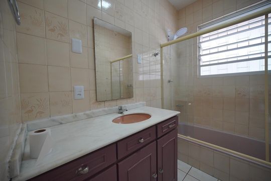 Banheiro de kitnet/studio para alugar com 1 quarto, 35m² em Capoeiras, Florianópolis