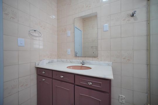 Banheiro de kitnet/studio para alugar com 1 quarto, 35m² em Capoeiras, Florianópolis