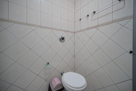 Banheiro de kitnet/studio para alugar com 1 quarto, 35m² em Capoeiras, Florianópolis
