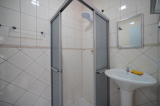 Banheiro de kitnet/studio para alugar com 1 quarto, 35m² em Capoeiras, Florianópolis