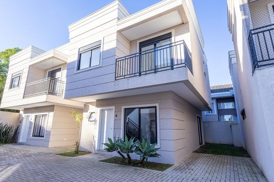 Fachada de casa de condomínio à venda com 2 quartos, 117m² em Boa Vista, Curitiba