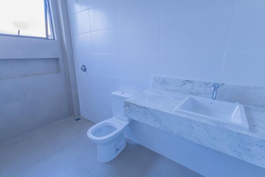 Banheiro da Suíte de casa de condomínio à venda com 2 quartos, 117m² em Boa Vista, Curitiba