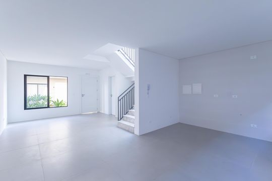 Sala de casa de condomínio à venda com 2 quartos, 117m² em Boa Vista, Curitiba