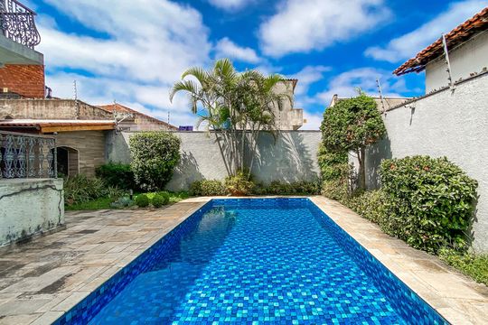 Piscina de casa à venda com 4 quartos, 450m² em Jardim Maringa, São Paulo