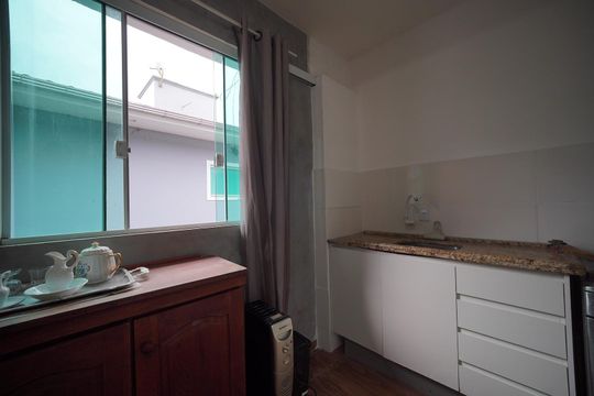 Sala/Cozinha de apartamento para alugar com 1 quarto, 42m² em Cachoeira do Bom Jesus, Florianópolis